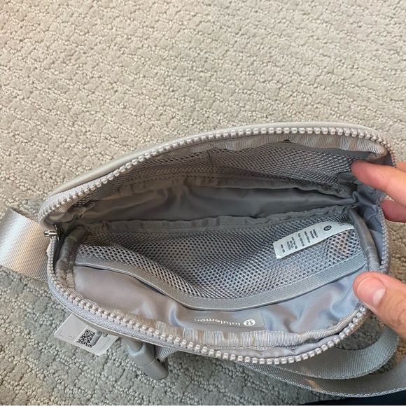 NEW Lululemon Everywhere Belt Bag 1L Color Silver Drop/White - Picture 9 of 10